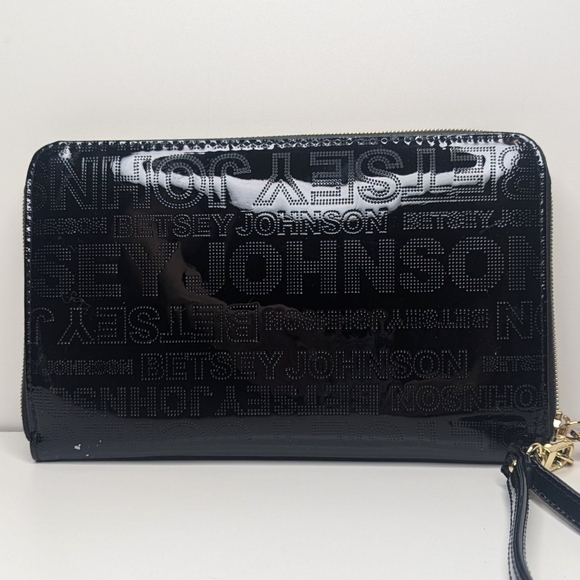 Betsey Johnson Black Patent Wristlet Wallet Clutch Quilted Embossed Logo - Picture 3 of 4